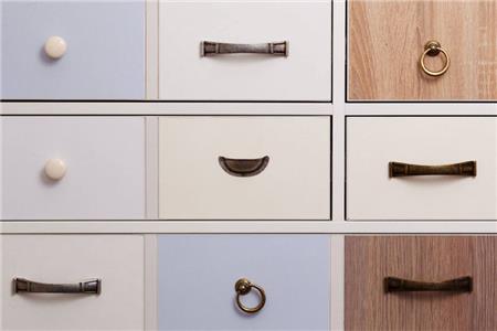 بررسی و معرفی انواع اندازه و سایز دستگیره کابینت و اندازه‌گیری آن