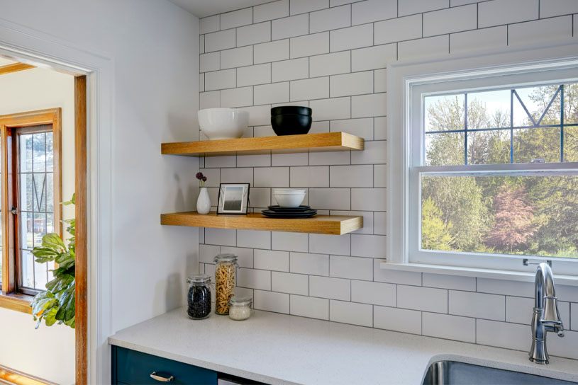 نصب شلف در بالای یک گوشه و کنج