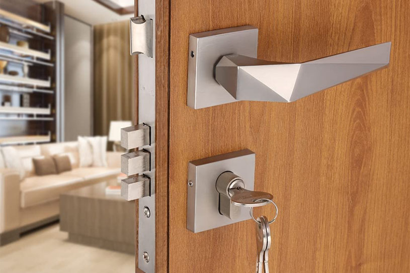 انواع قفل زبانه‌ای درب چوبی